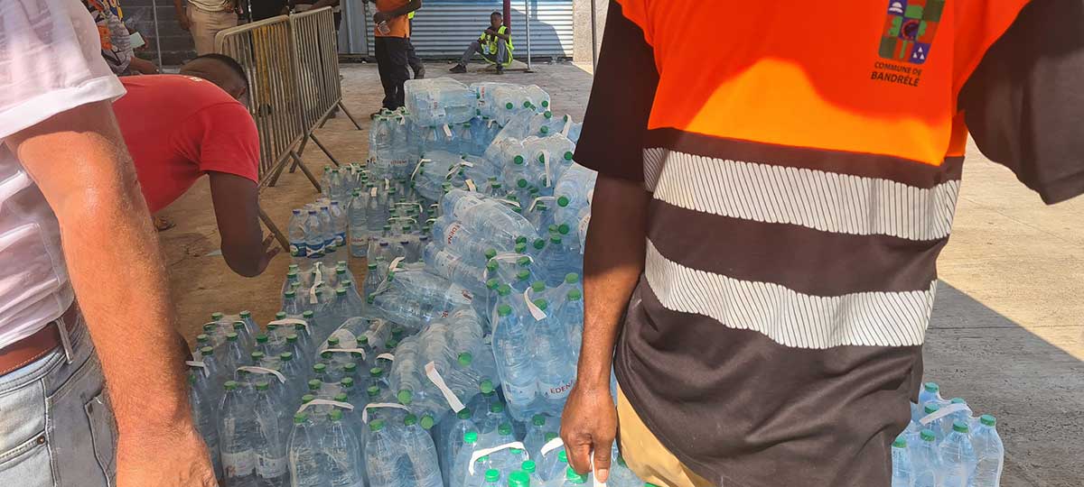 Crise De Leau Distribution De Bouteilles Perturb E Bandr L