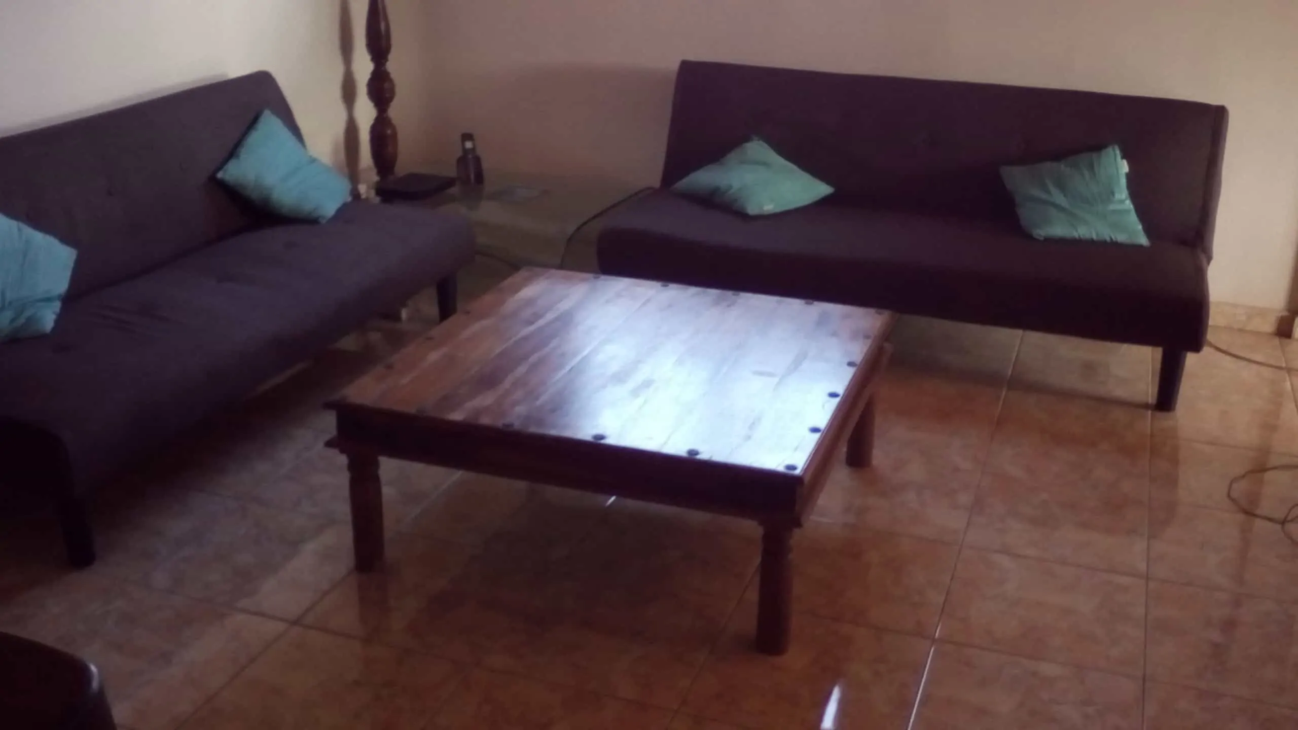 A vendre 2 banquettes + table salon