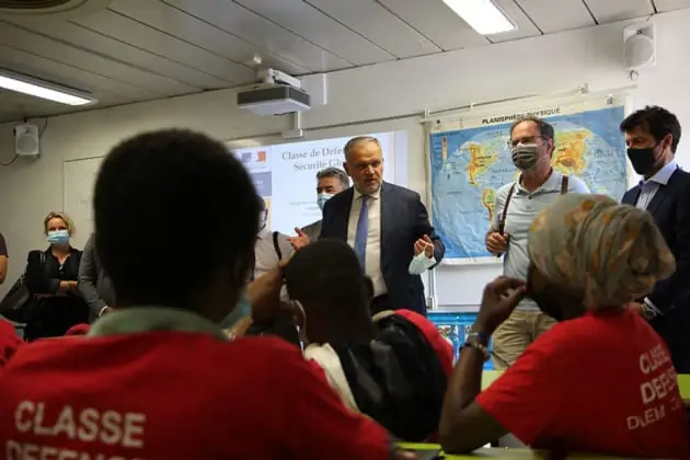 cameras-classes-eleves-3eme-interpellent-senateurs-visite-mayotte