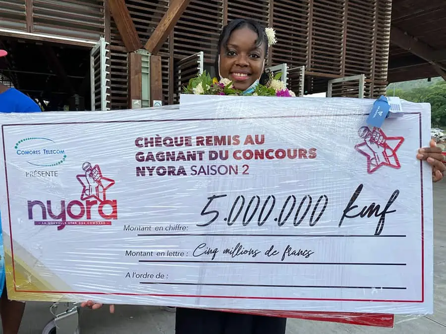 bain-foule-beau-cheque-chanteuse-kueena-gagnante-concours-nyora