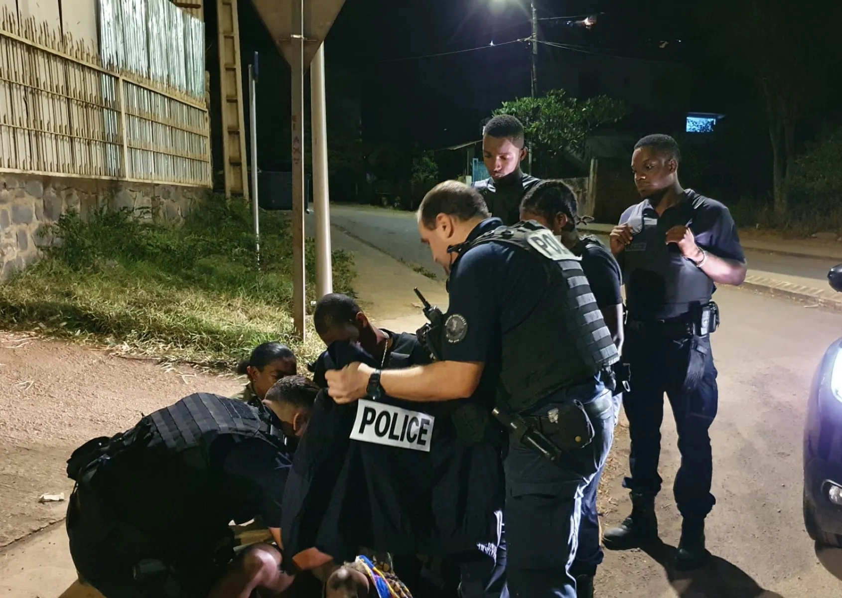 cette-nuit-ou-des-policiers-ont-aide-une-femme-a-accoucher-en-pleine-rue