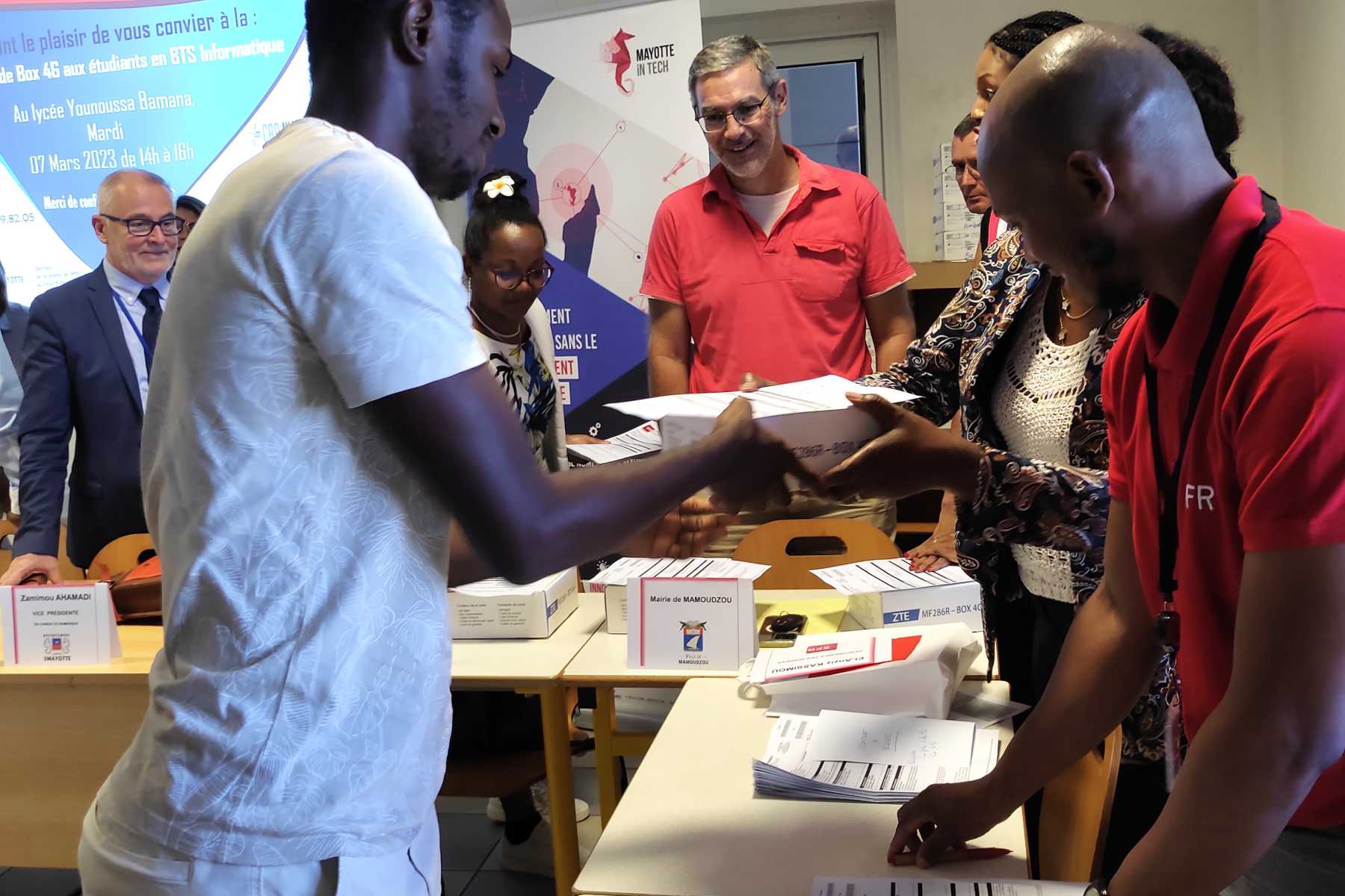 des-etudiants-du-lycee-bamana-recoivent-des-box-4g