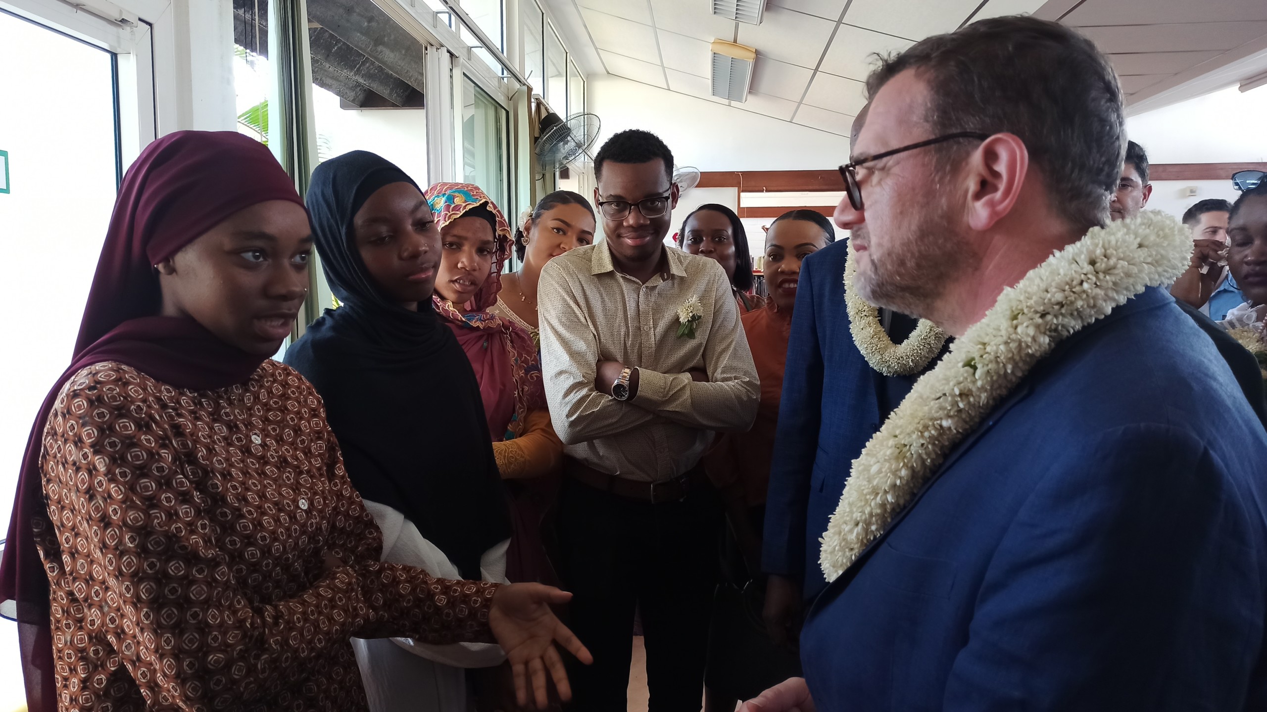 olivier-klein-en-visite-a-la-cite-educative-de-dzoumogne