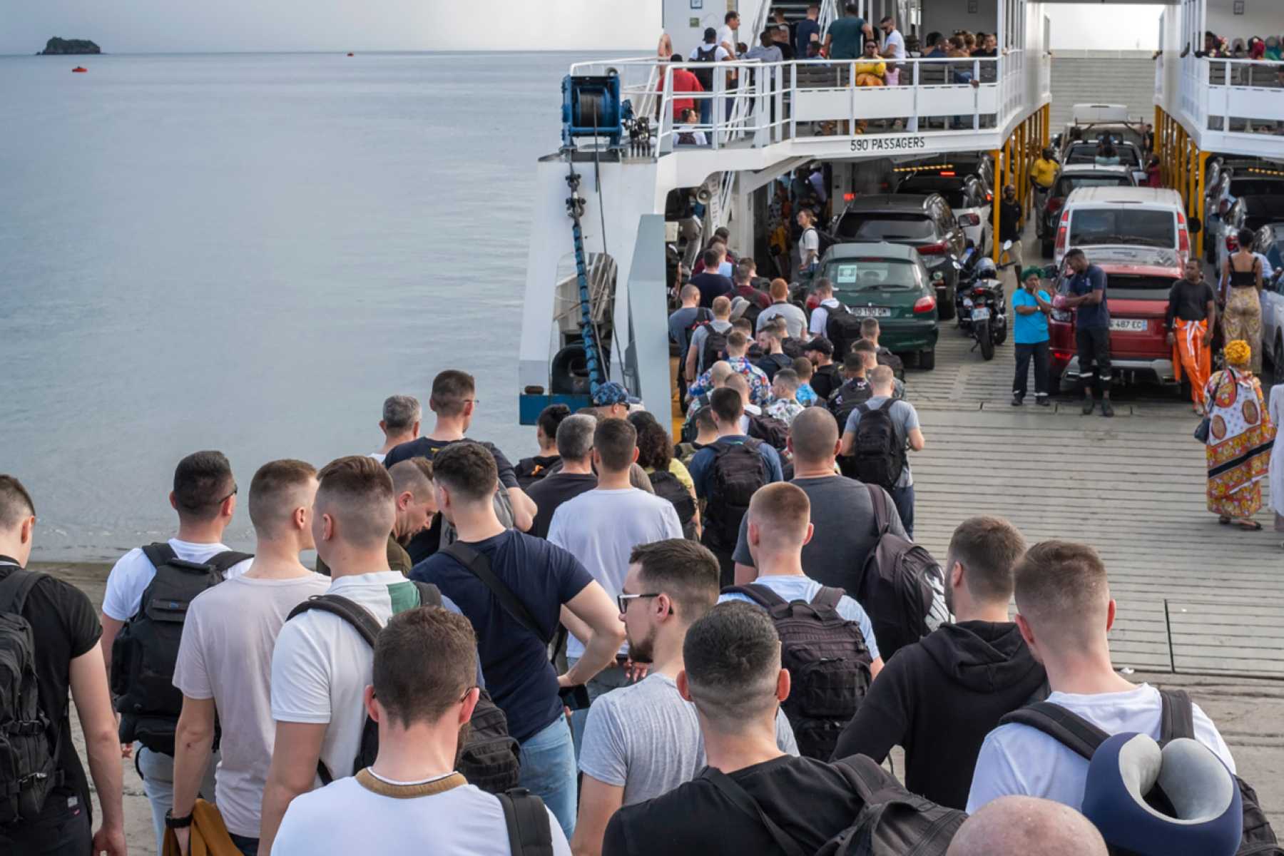 le-vol-dune-centaine-de-policiers-deroute-vers-la-reunion-ce-matin