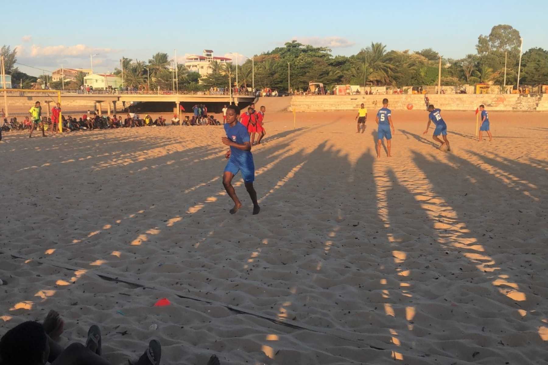 la-selection-mahoraise-de-beach-soccer-en-stage-a-madagascar