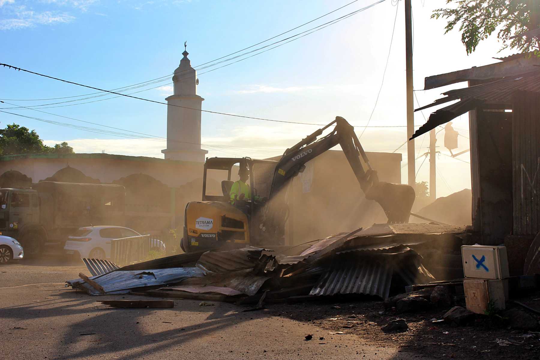 un-ouvrier-fait-une-rupture-danevrisme-pendant-le-decasage-de-talus-2