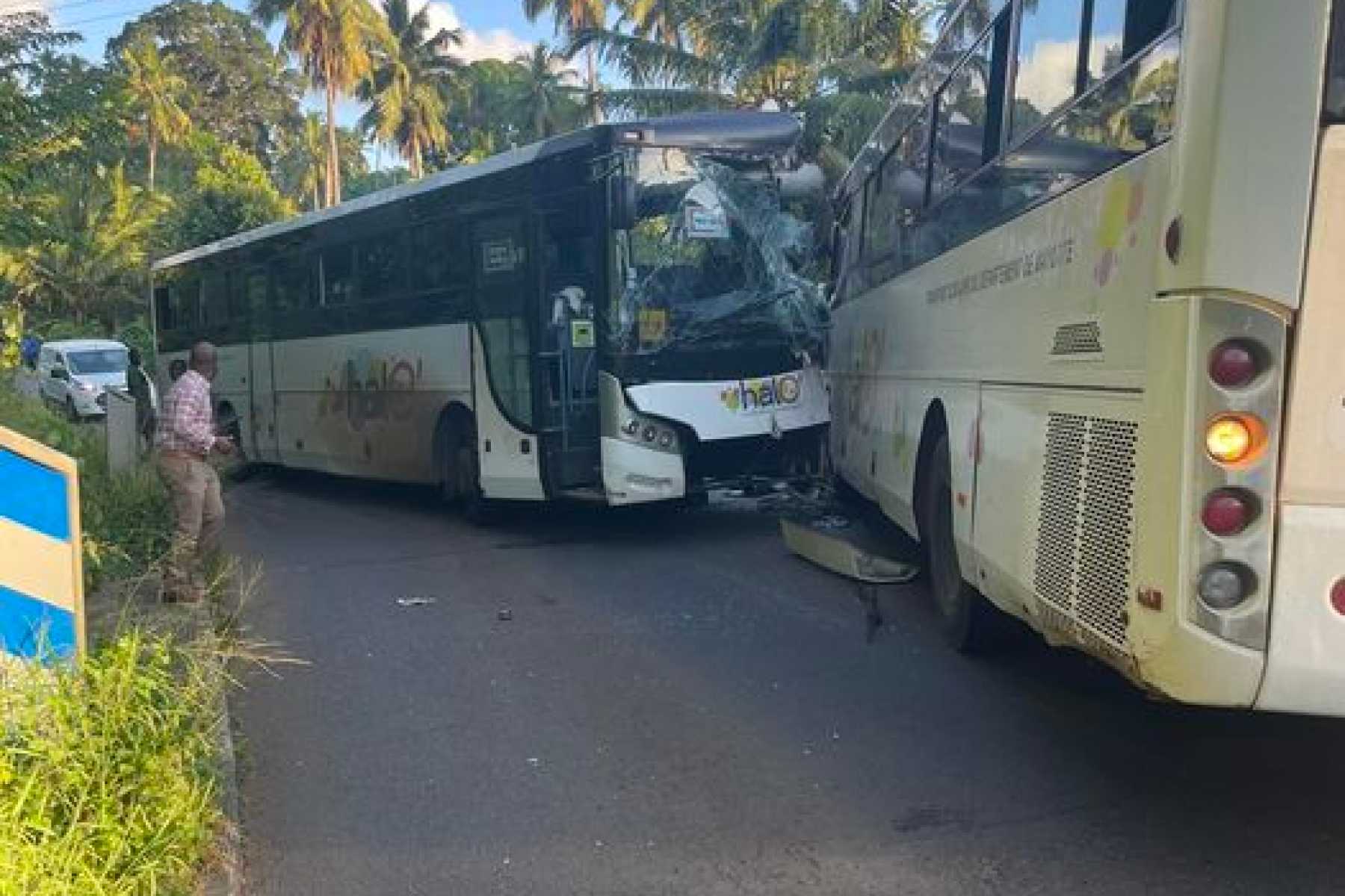 collision-frontale-de-deux-bus-au-nord