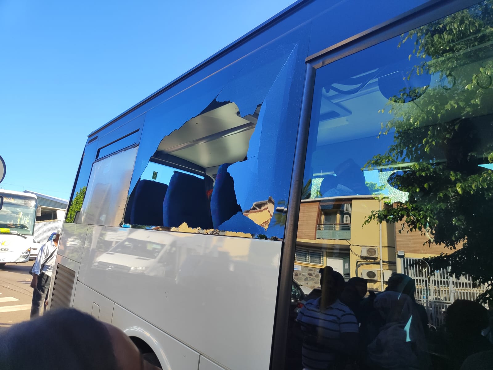 un-bus-pris-a-partie-sur-la-route-nationale-a-tsararano