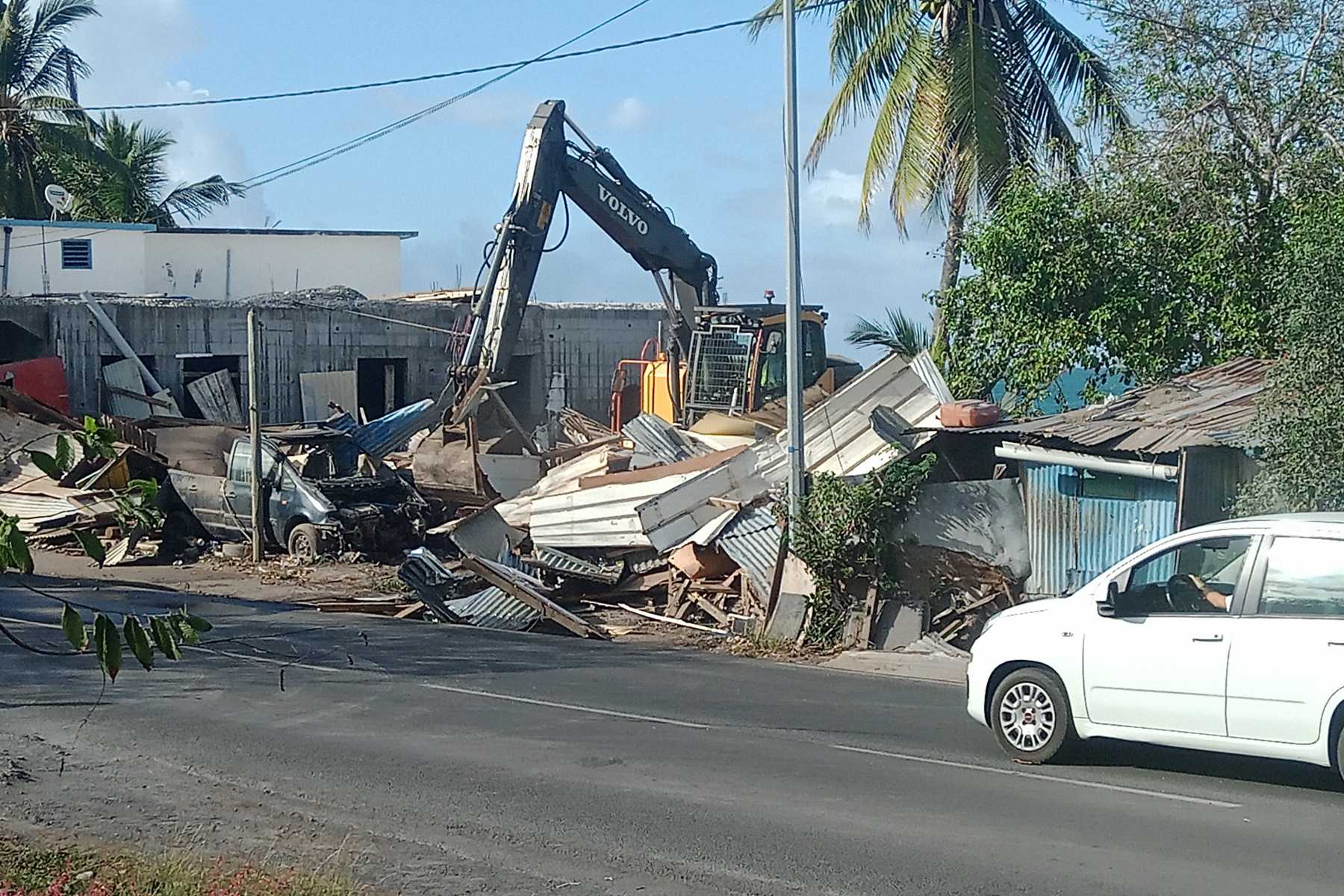 les-demolitions-reprennent-a-labattoir-au-bord-de-la-plage-cette-fois