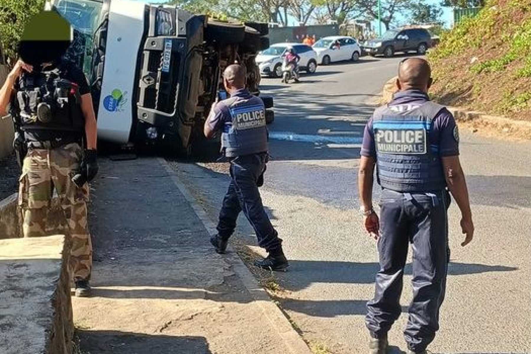 un-camion-benne-renverse-sur-la-route-a-koungou