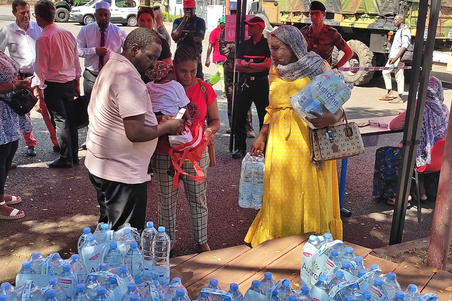 crise-de-leau-une-premiere-distribution-de-bouteilles-deau-a-dembeni