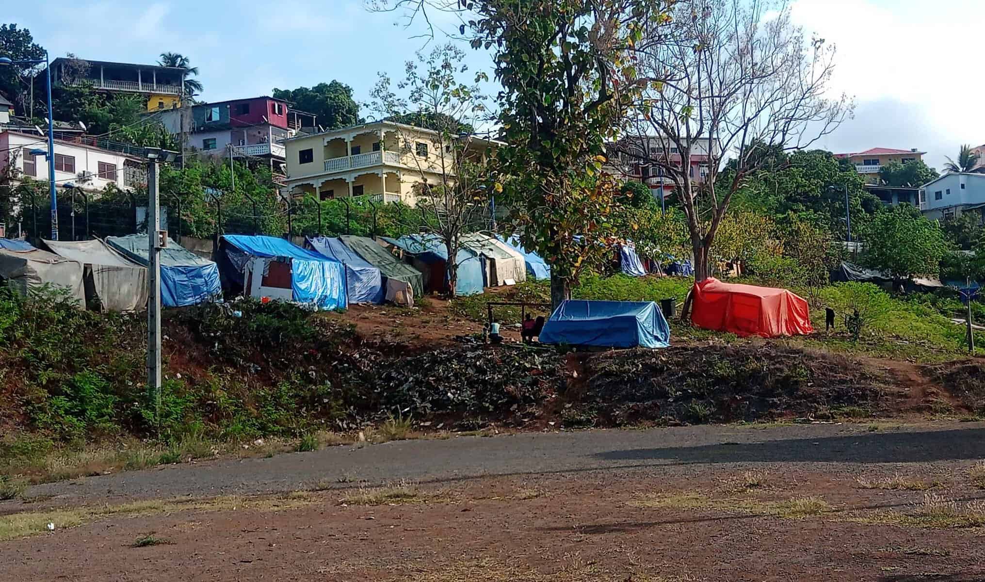 la-tension-monte-au-stade-de-cavani-devenu-camp-de-migrants