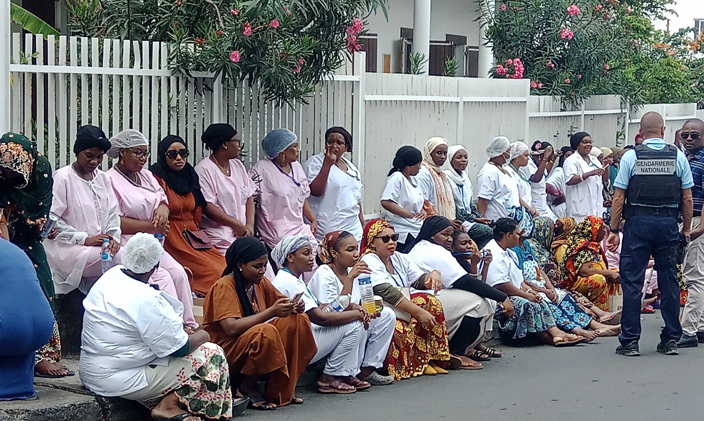 les-blouses-blanches-de-mayotte-continuent-de-crier-leur-colere