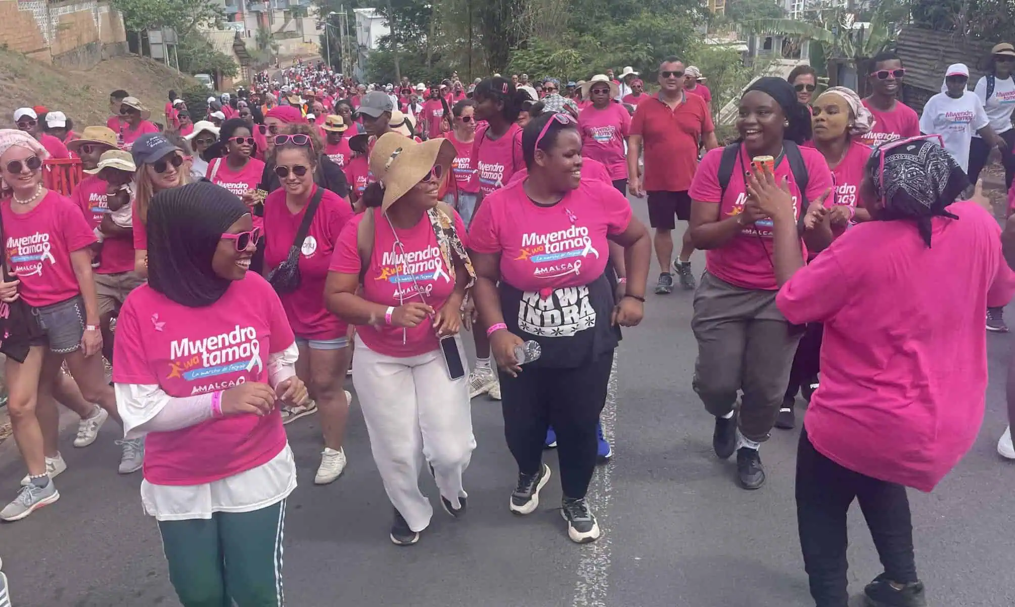 marche-de-lespoir-une-foule-toute-rose-dans-les-rues-de-mamoudzou