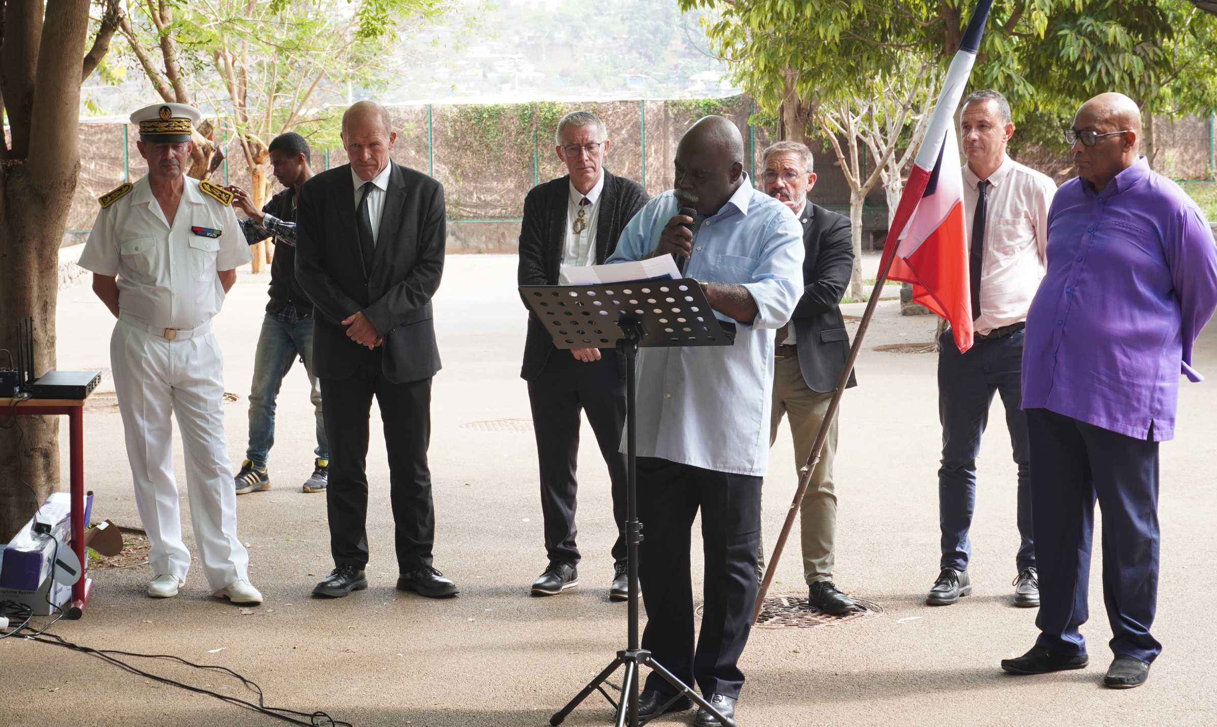 un-hommage-rendu-a-dominique-bernard-tue-le-13-octobre-a-arras