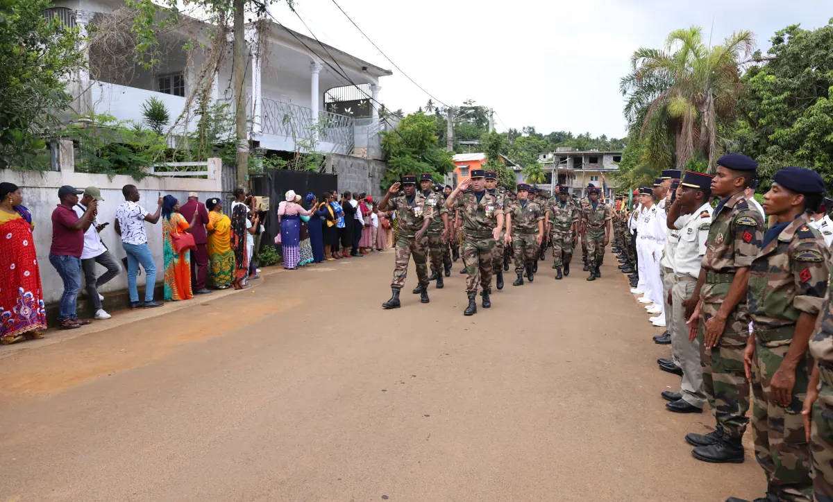 les-stagiaires-du-rsma-defilent-dans-les-rues-de-ouangani