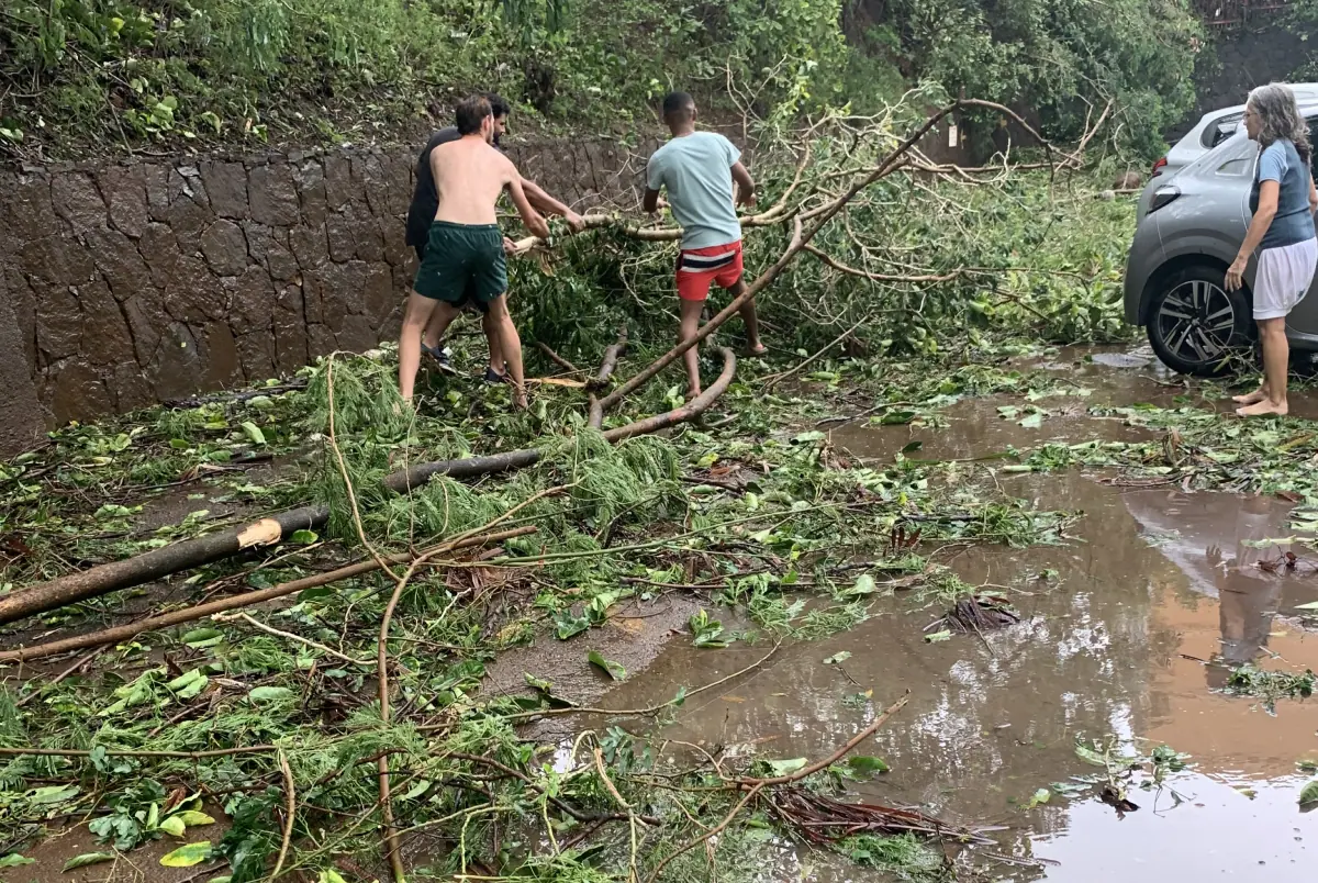 des-etudiants-mahorais-retranches-pendant-le-passage-de-belal-a-la-reunion