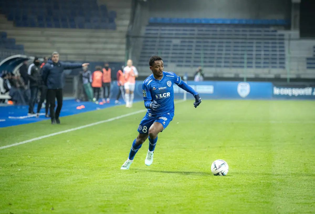 football-ismael-boura-prolonge-avec-troyes