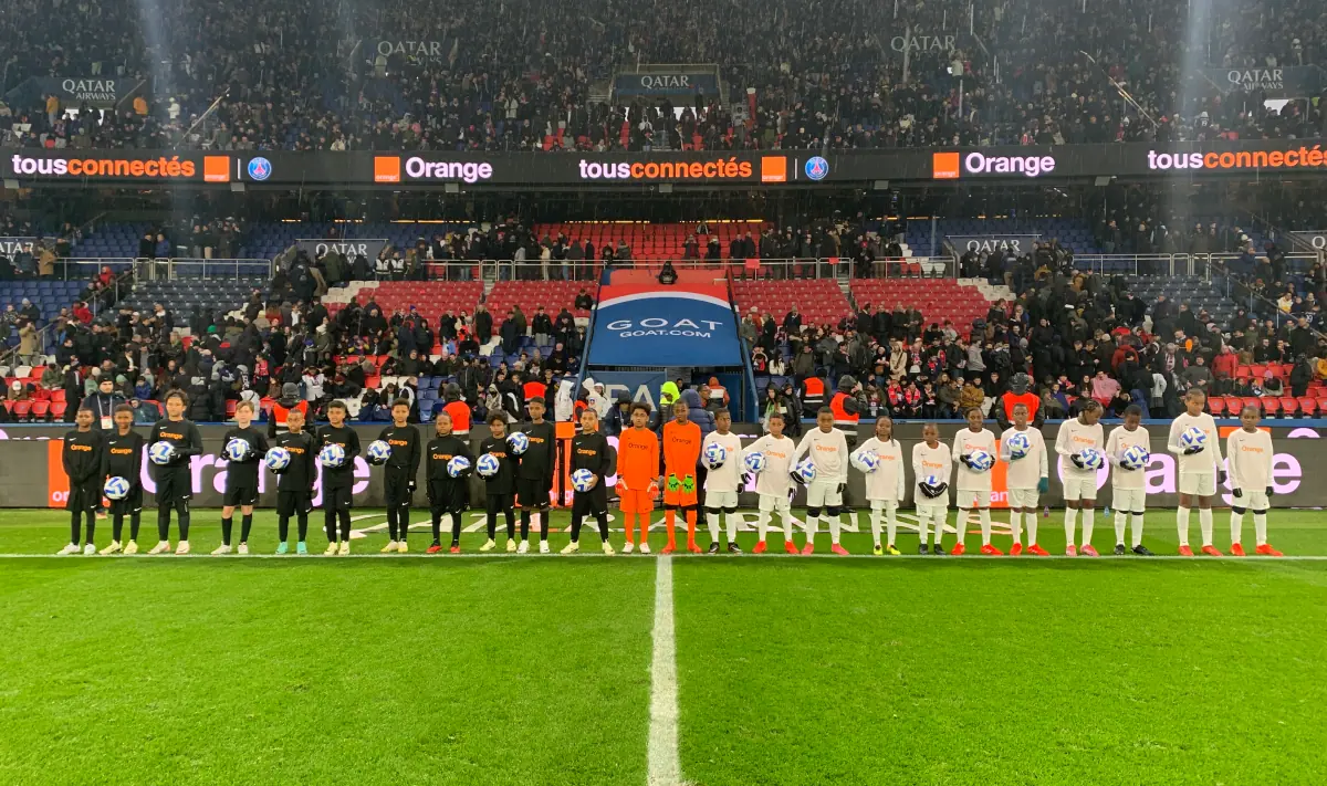 football-les-jeunes-joueurs-dhamjago-animent-mi-temps-de-psg-rennes