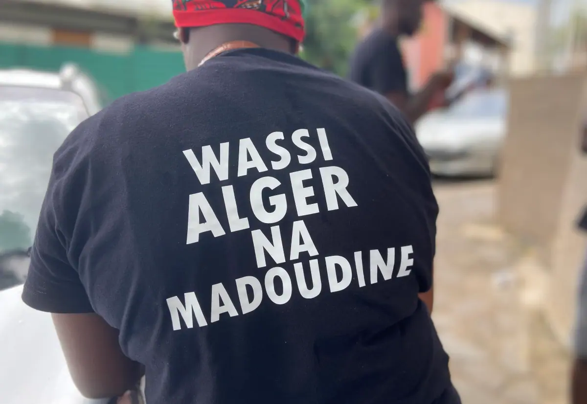 rassemblement-devant-la-gendarmerie-de-mamoudzou-suite-a-linterpellation-de-deux-hommes-a-sada-mercredi