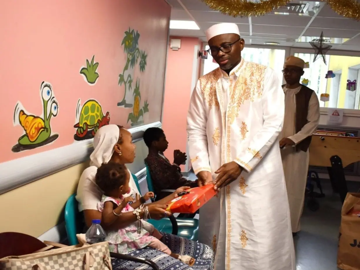 aid-el-fitr-ben-issa-ousseni-distribue-cadeaux-enfants-hospitalises