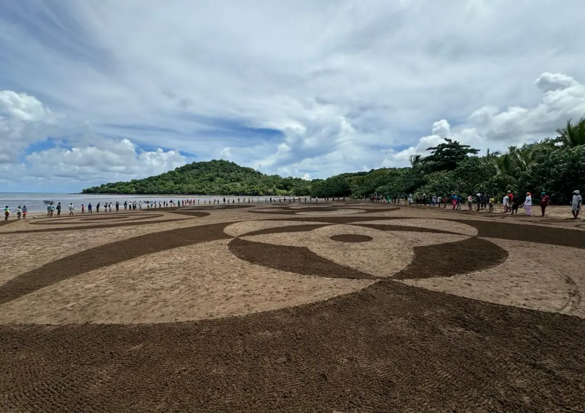 collegiens-kani-keli-laissent-leurs-traces-plage-mbouini