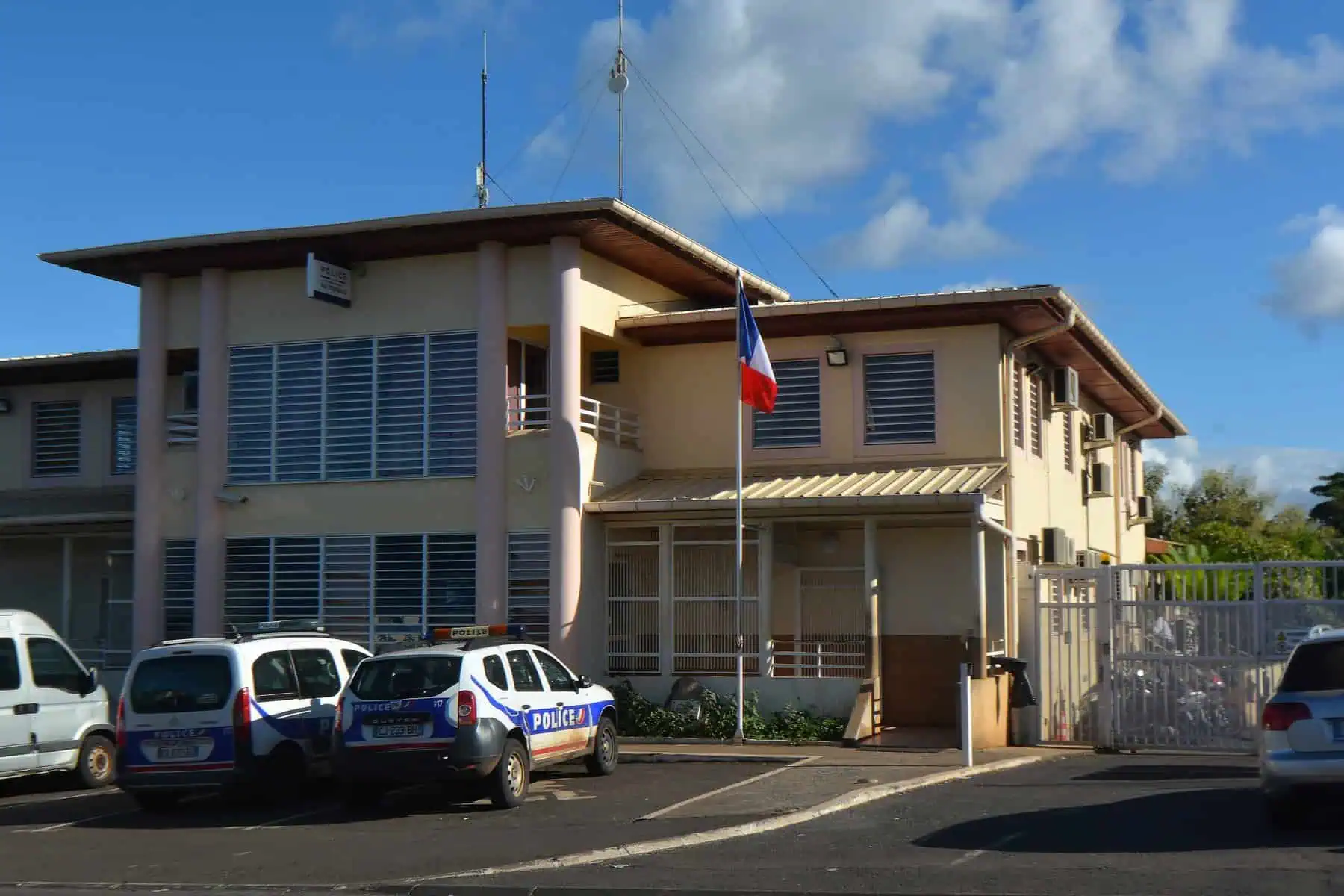 Selon les éléments que nous possédons, un élève de Seconde a reçu un coup de machette à la tête, ce mardi 9 avril, vers 7h, au rond-point du centre commercial Baobab.