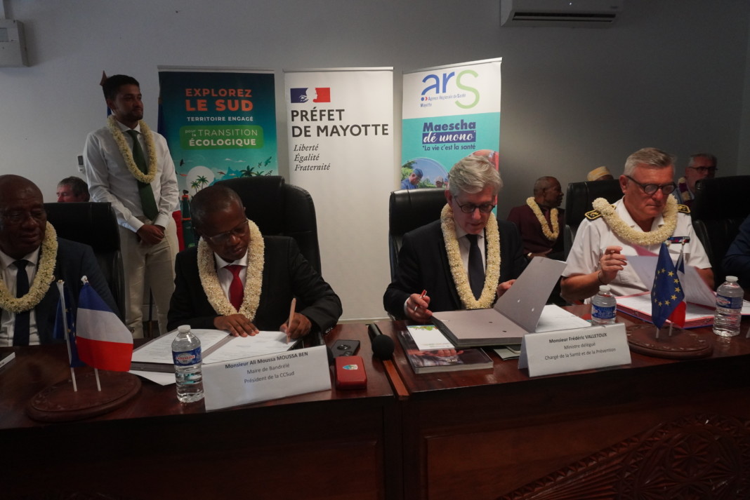 Ali Moussa Moussa Ben, président de la CCSud et Frédéric Valletoux, ministre délégué à la Santé et à la Prévention, ont signé une convention devant permettre à un centre de santé intercommunal de voir le jour dans le Sud de l’île.