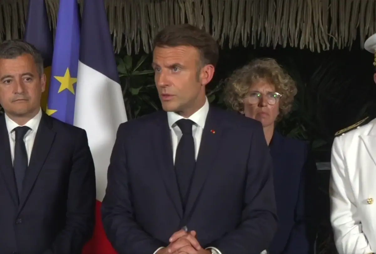 emmanuel-macron-en-pompier-de-service-en-nouvelle-caledonie