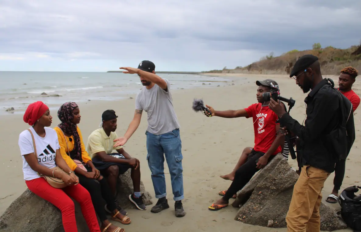 camera-souleve-les-barrieres-chez-les-jeunes-de-petite-terre