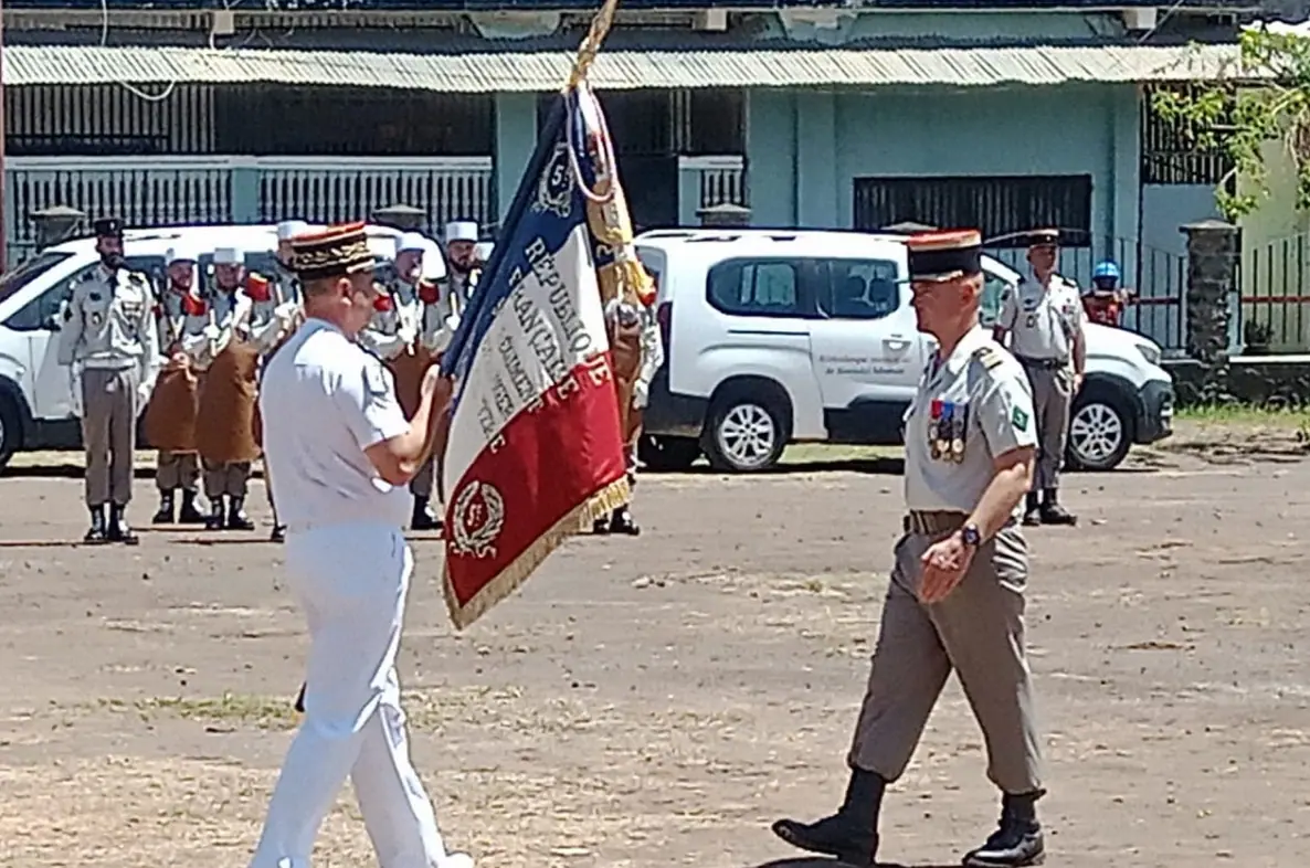 le-5eme-regiment-etranger-recoit-son-drapeau