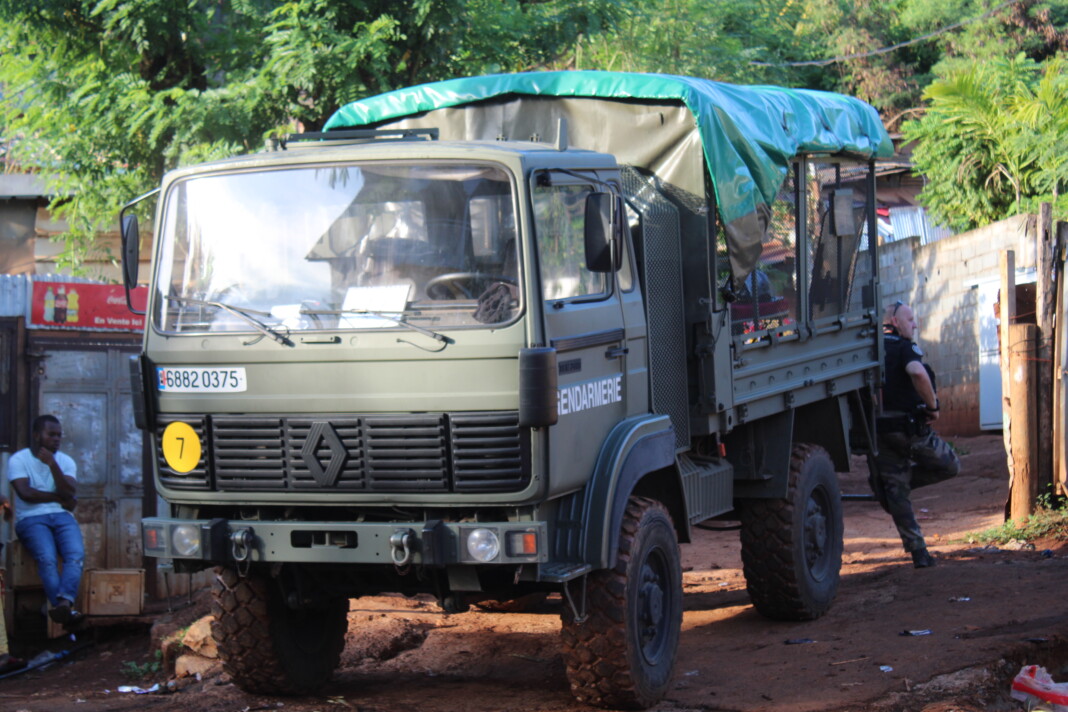 a-bandrele-un-vehicule-percute-un-camion-des-gendarmes-et-fait-cinq-blesses