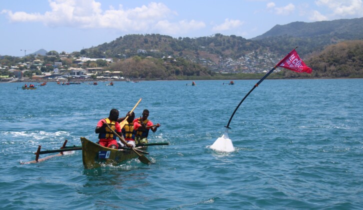 course-de-pirogues-ils-etaient-120-a-se-lancer-a-lassaut-du-lagon-ce-dimanche