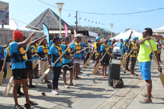 course-de-pirogues-ils-etaient-120-a-se-lancer-a-lassaut-du-lagon-ce-dimanche