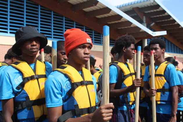 course-de-pirogues-ils-etaient-120-a-se-lancer-a-lassaut-du-lagon-ce-dimanche