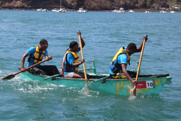 course-de-pirogues-ils-etaient-120-a-se-lancer-a-lassaut-du-lagon-ce-dimanche