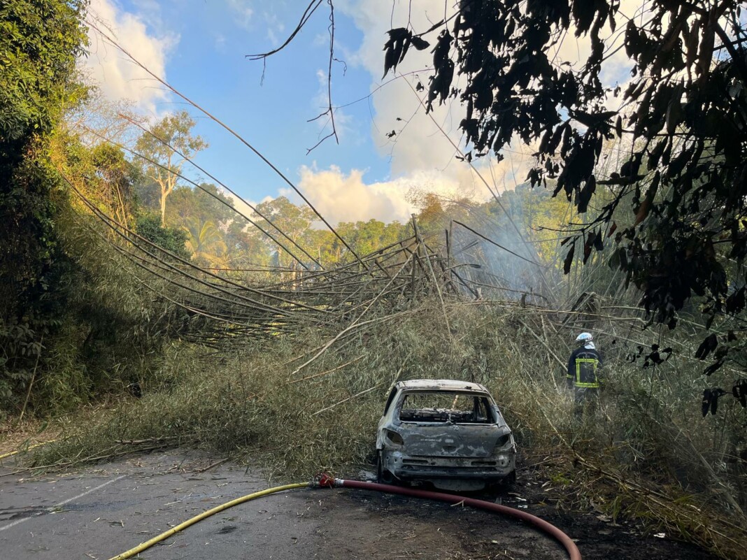 une-voiture-en-feu-entre-combani-et-kahani-bloque-la-circulation