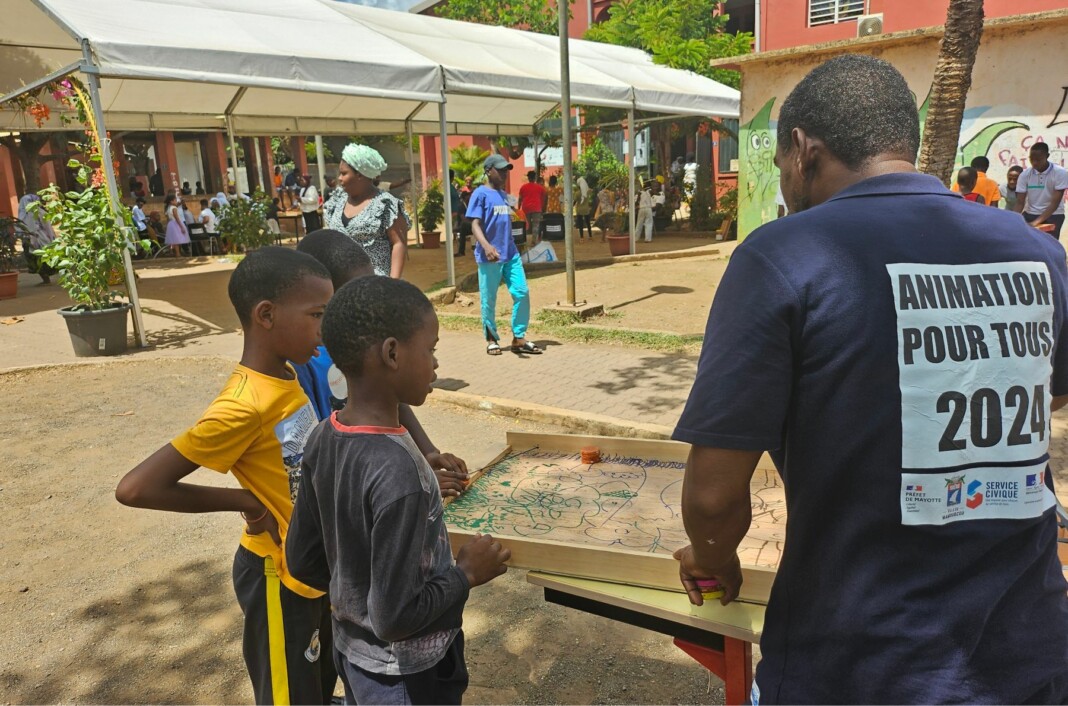 a-passamainty-les-enfants-a-la-poursuite-de-la-caravane-des-jeux