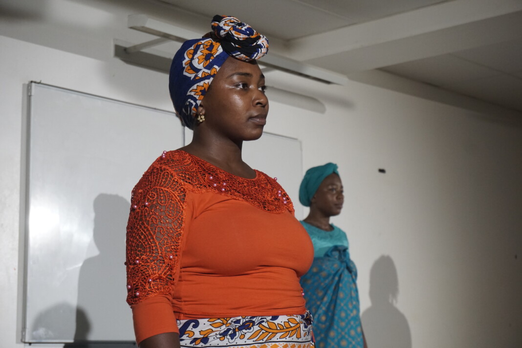 La pièce « Elles avant nous » a été jouée au lycée de Dembéni, ce mardi 19 novembre. Les comédiennes y reprennent des témoignages de femmes mahoraises.