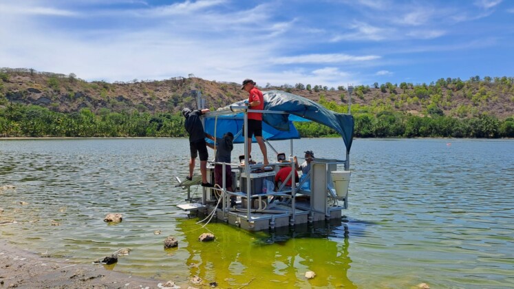 les-gaz-dorigine-volcanique-du-lac-dziani-observes-a-la-loupe