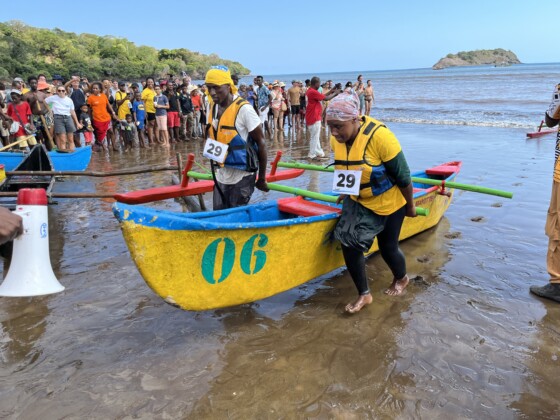 les-pirogues-etaient-au-taquet-a-mbouini-pour-le-dixieme-festival-laka