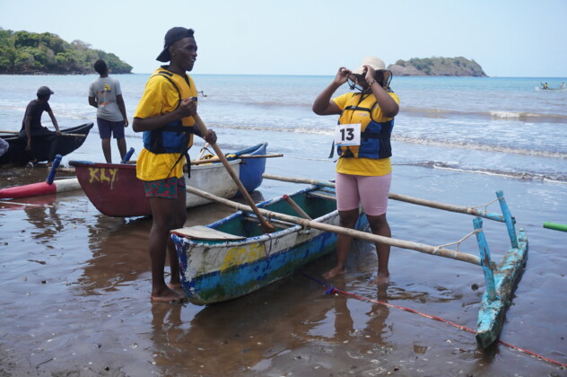 les-pirogues-etaient-au-taquet-a-mbouini-pour-le-dixieme-festival-laka