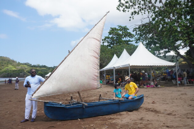 les-pirogues-etaient-au-taquet-a-mbouini-pour-le-dixieme-festival-laka