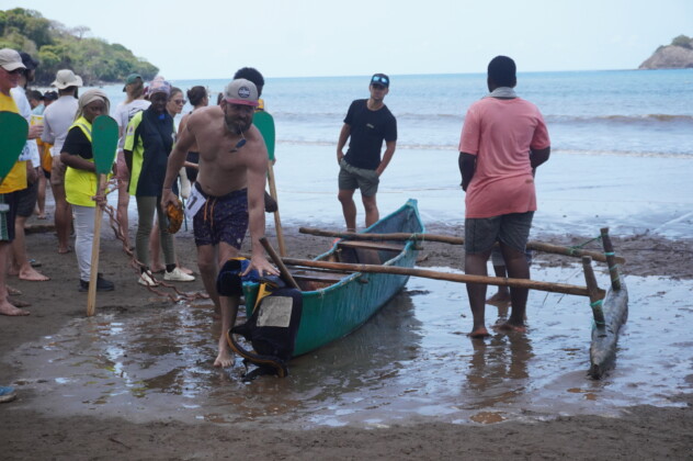 les-pirogues-etaient-au-taquet-a-mbouini-pour-le-dixieme-festival-laka