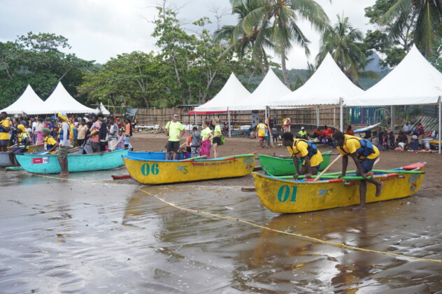 les-pirogues-etaient-au-taquet-a-mbouini-pour-le-dixieme-festival-laka