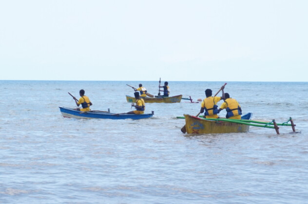 les-pirogues-etaient-au-taquet-a-mbouini-pour-le-dixieme-festival-laka