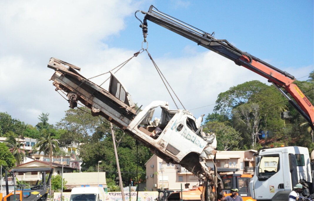 le-terre-plein-de-mtsapere-libere-de-ses-carcasses-de-voitures