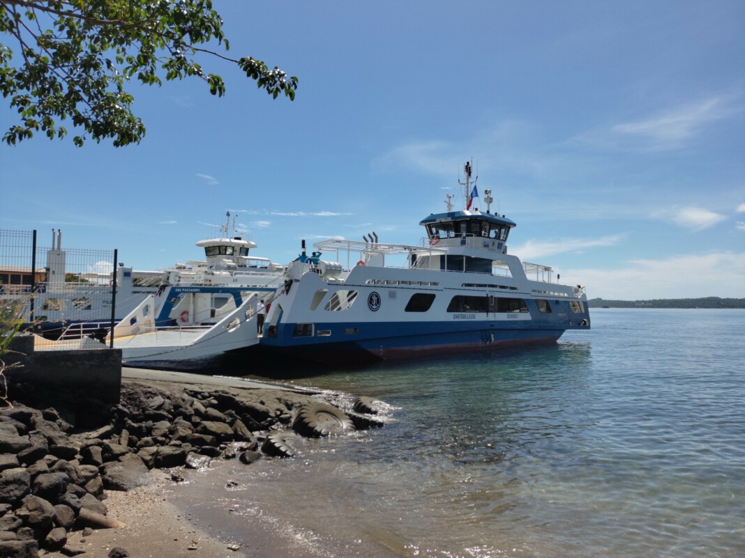 les-barges-ont-repris-depuis-le-quai-ballou-a-dzaoudzi