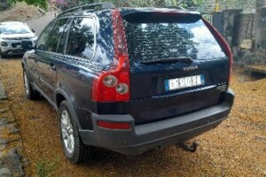 à vendre un 4X4  VOLVO  XC 90  2.4 diesel  boite automatique 7 places